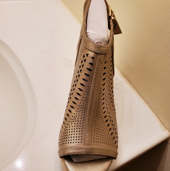 Ladies shoe - Picture 2 of 4